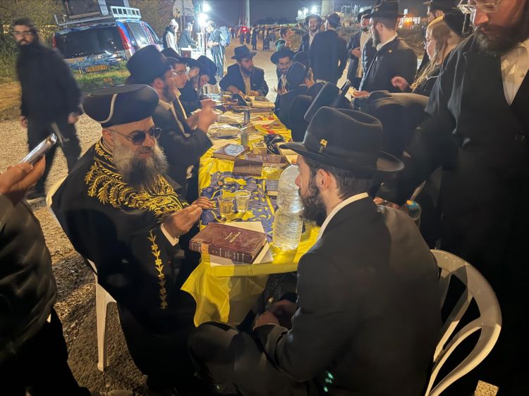 רבים בדוכן אגרות קודש בציון יהושע בן נון